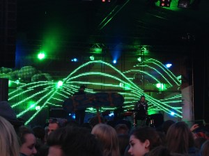 Nicht nur fröhlich bunt, auch futuristisch psychedelisch stand auf dem Programm, hier bei RY X.